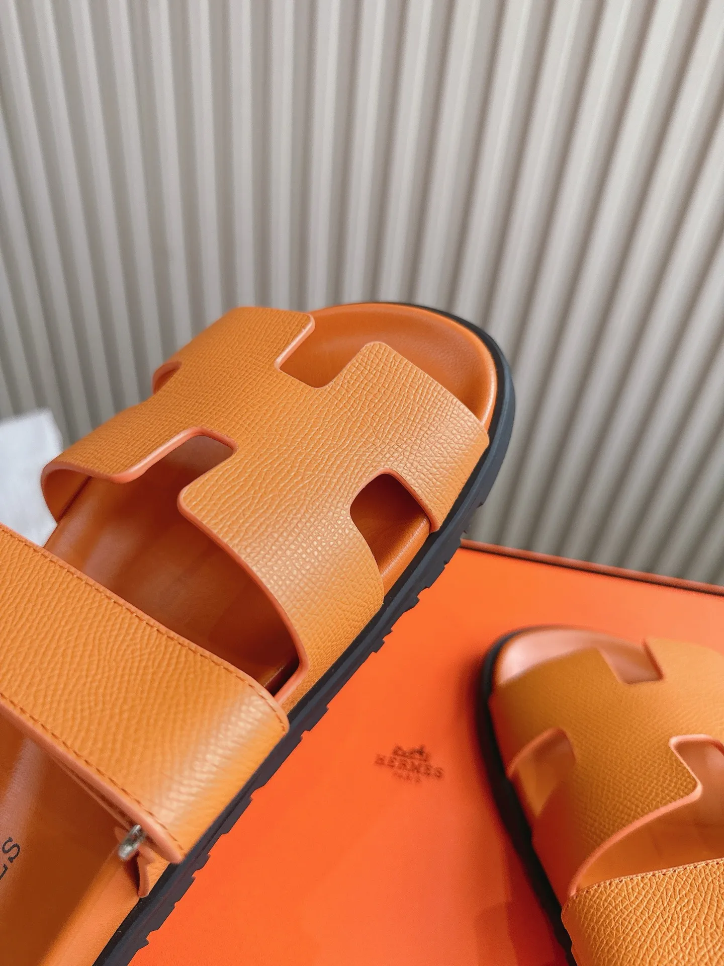 p480🐮🐮Couple model (top version) H family 2024 spring and summer new style HERMES Hermes' recently popular couple model pig nose angle sandals and slippers, paired with various colorful socks, popular. Upper: imported original deerskin (the genuine leather edging is not ordinary super migration). Lining: imported genuine leather. Outsole: Tpu non-slip and wear-resistant outsole. Size: Female 35-42 (40/42 non-returnable and non-exchangeable) Male size: 39-45 (45 non-refundable and non-exchangeable)